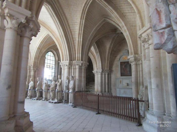crypte cathédrale de bourges.jpg